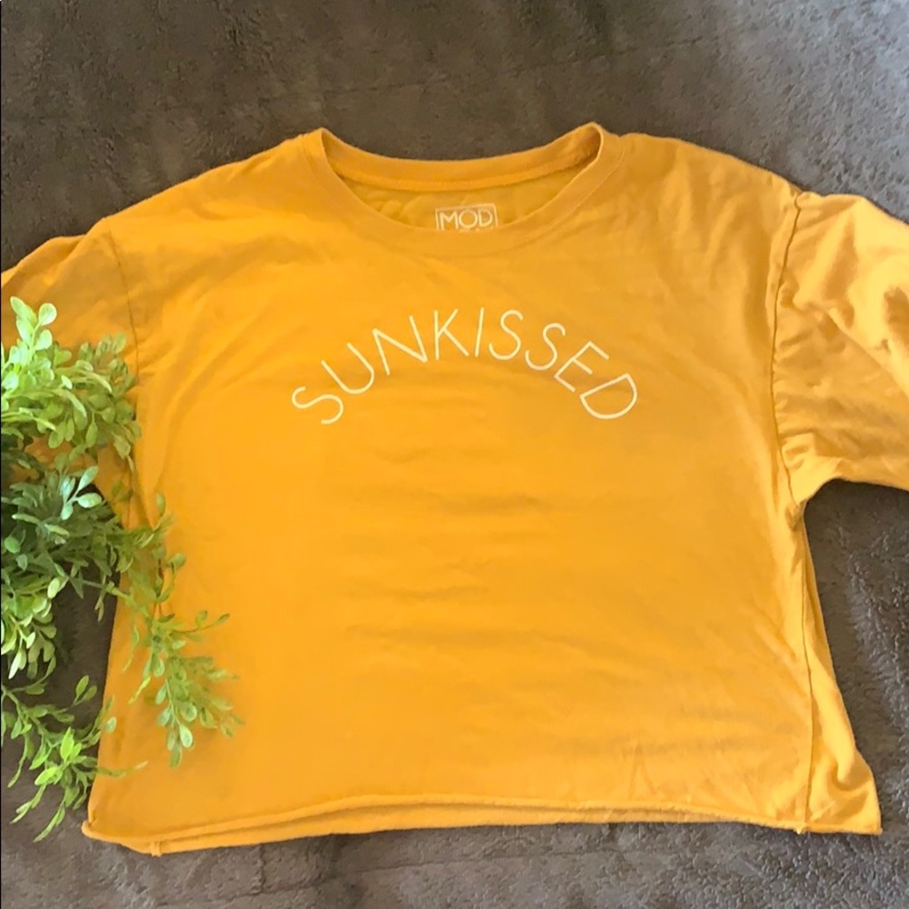 Yellow cropped tee